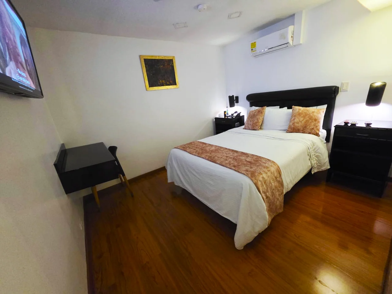 Habitación de Veler con cama y escritorio